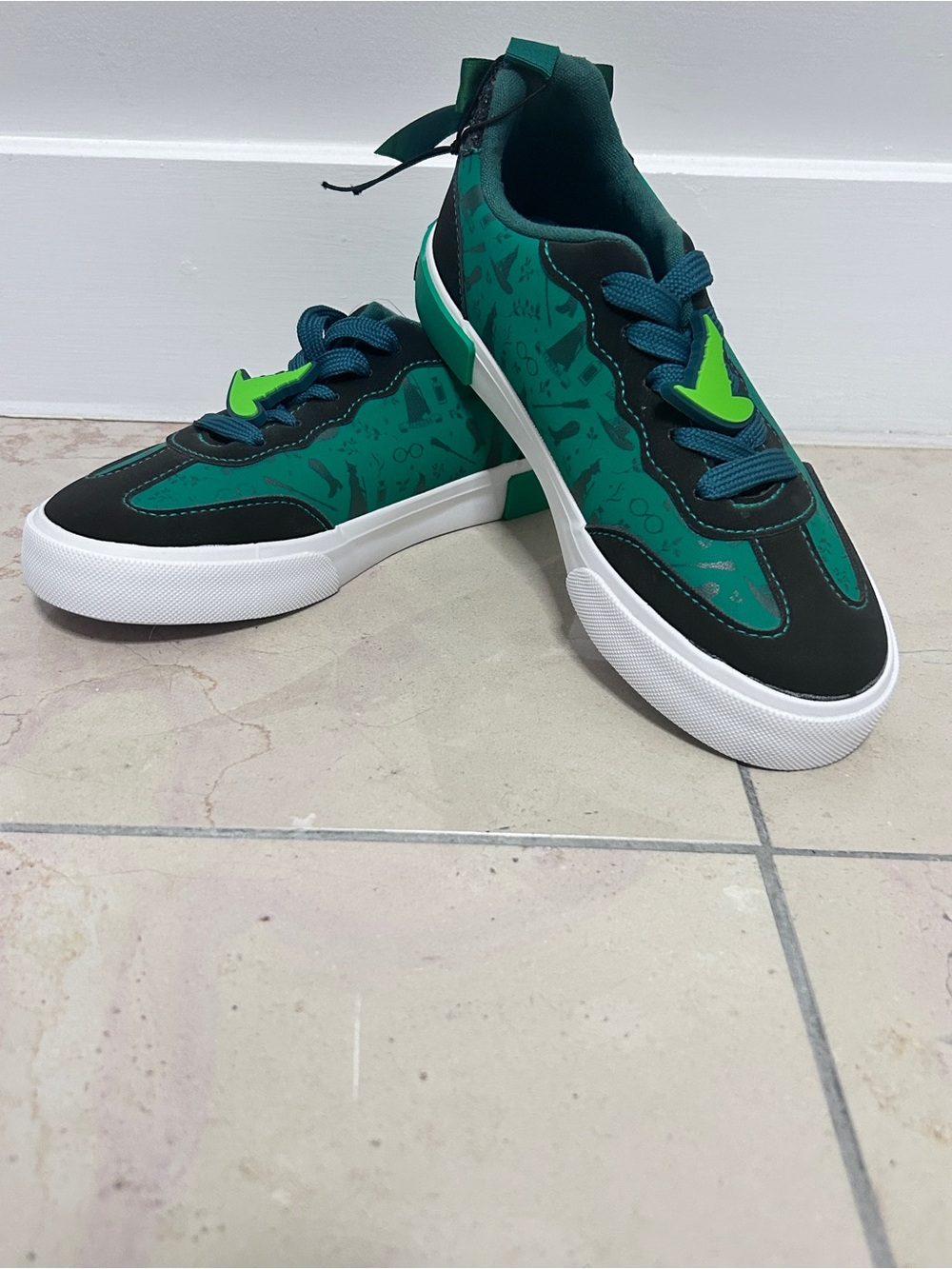 Wicked Elphaba Thropp Girls Sneakers Size 3 Green Black NWT Back to School